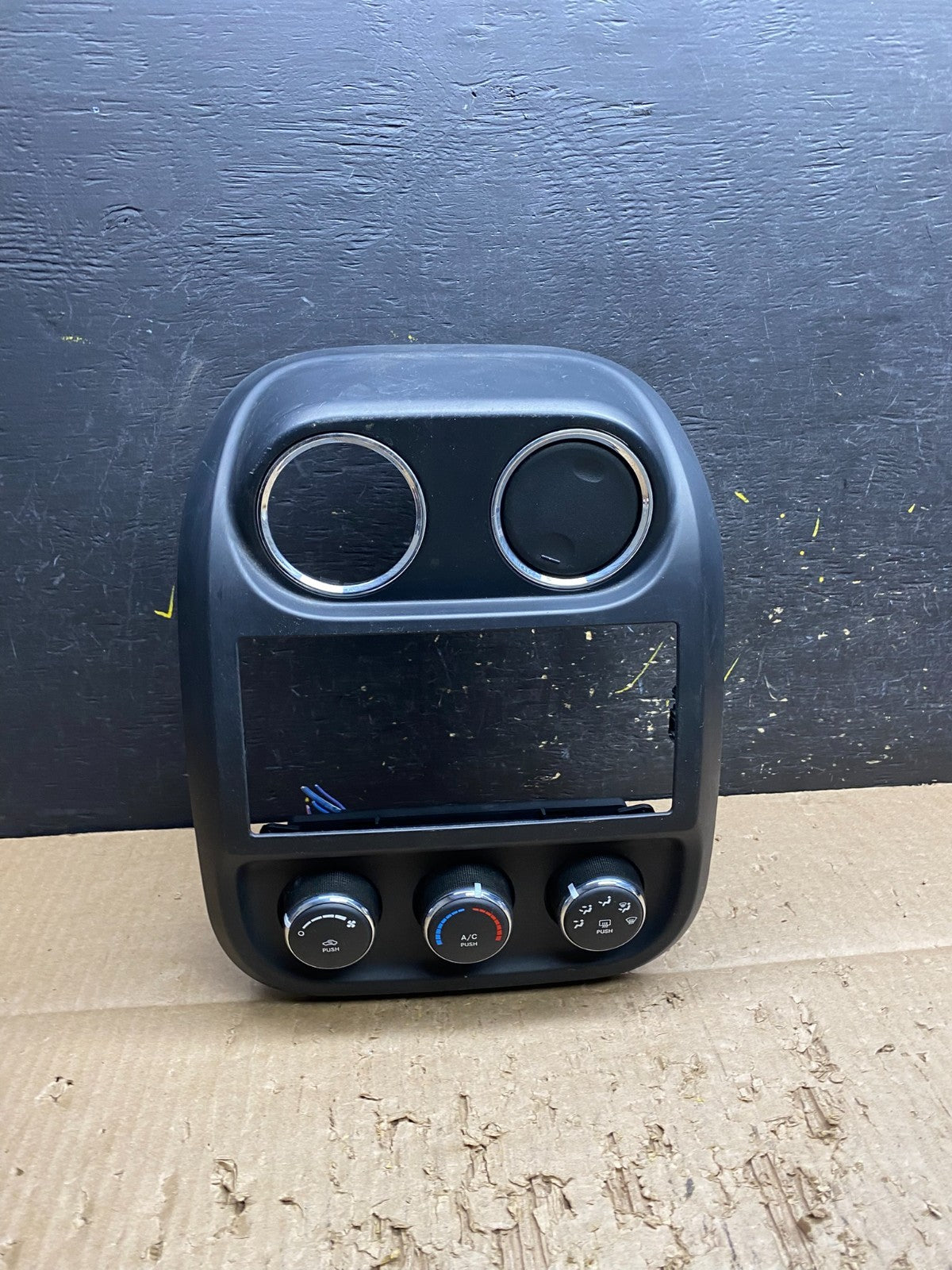 2009-2013 Jeep Patriot Dash Climate Temperature Control Radio Bezel OEM V7473 DG0