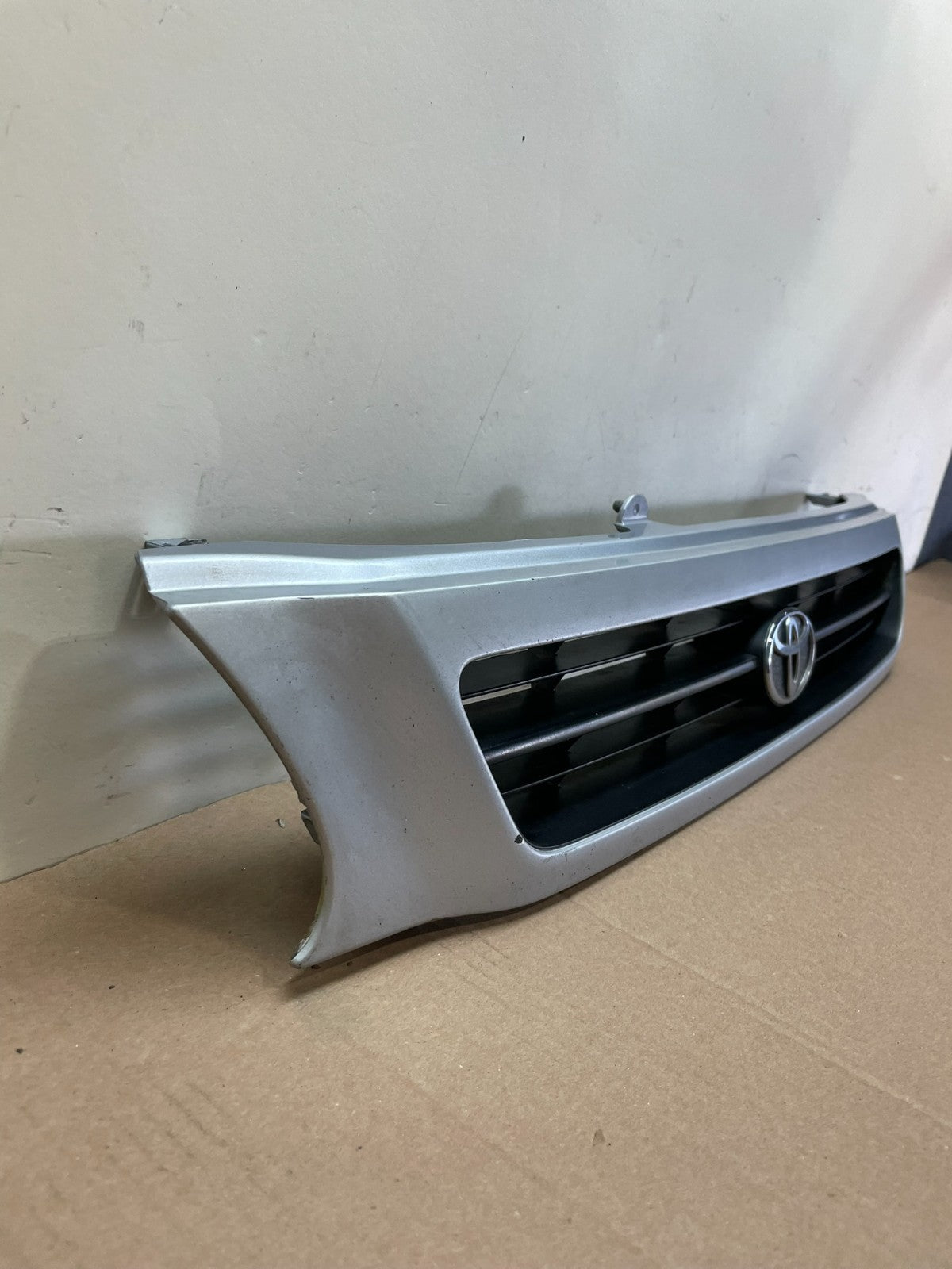 1995 1996 1997 Toyota Tercel Front Upper Grill Grille AI8648 DG2