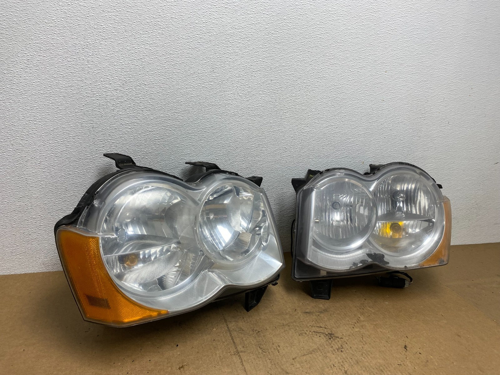 2009-2010 Jeep Grand Cherokee Left+Right Set Halogen Headlights AC3422 DW2