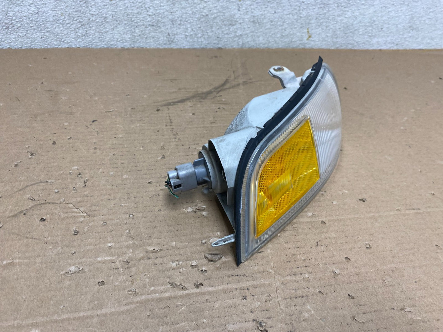 1997 to 2001 Mitsubishi Mirage Right Passenger RH Turn Signal OEM R0597 DW1