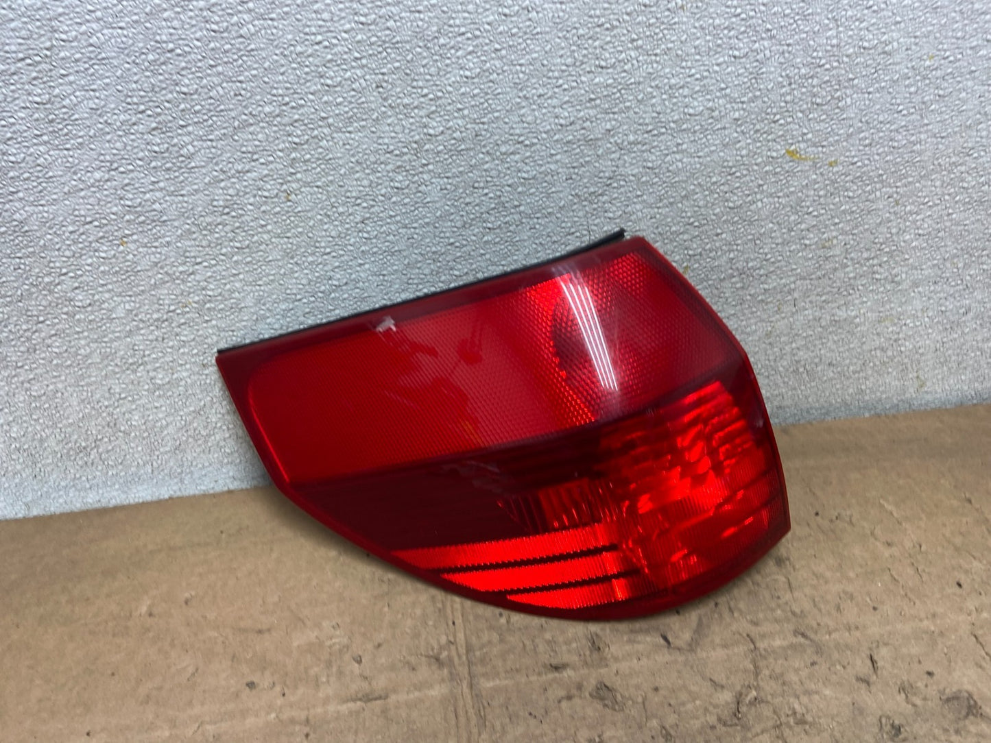 2004 to 2005 Toyota Sienna Left Driver LH Side Tail Light Oem Y7147 DW0