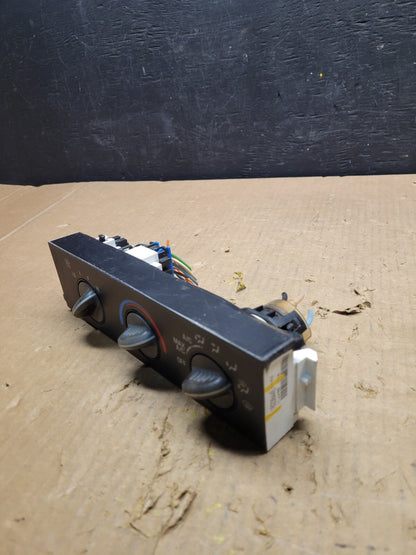 2001 - 2007 GMC Chevrolet Express 1500 Climate Control A/C H7942 DG12