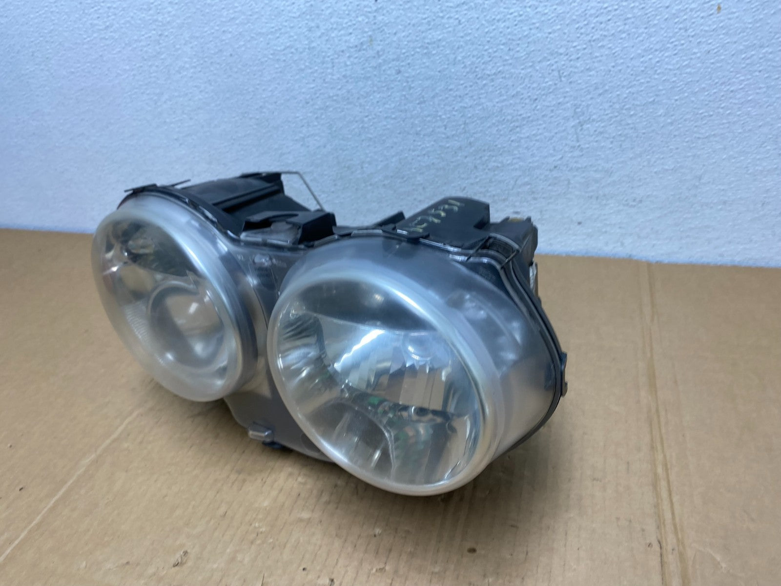 2004 to 2009 Jaguar XJ8 Right Passenger Side Headlight AC7531 DW1