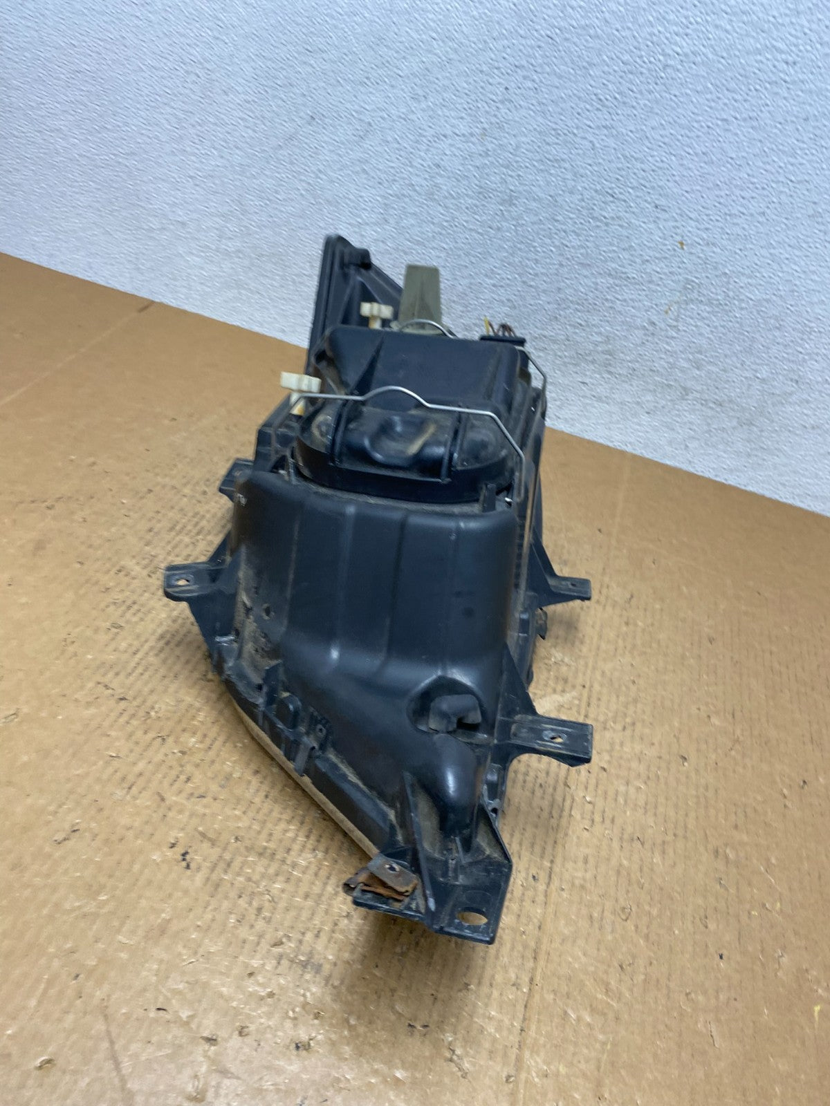 2005 to 2006 Mercedes Sprinter Right Passenger Headlight Halogen AE1607 DG7