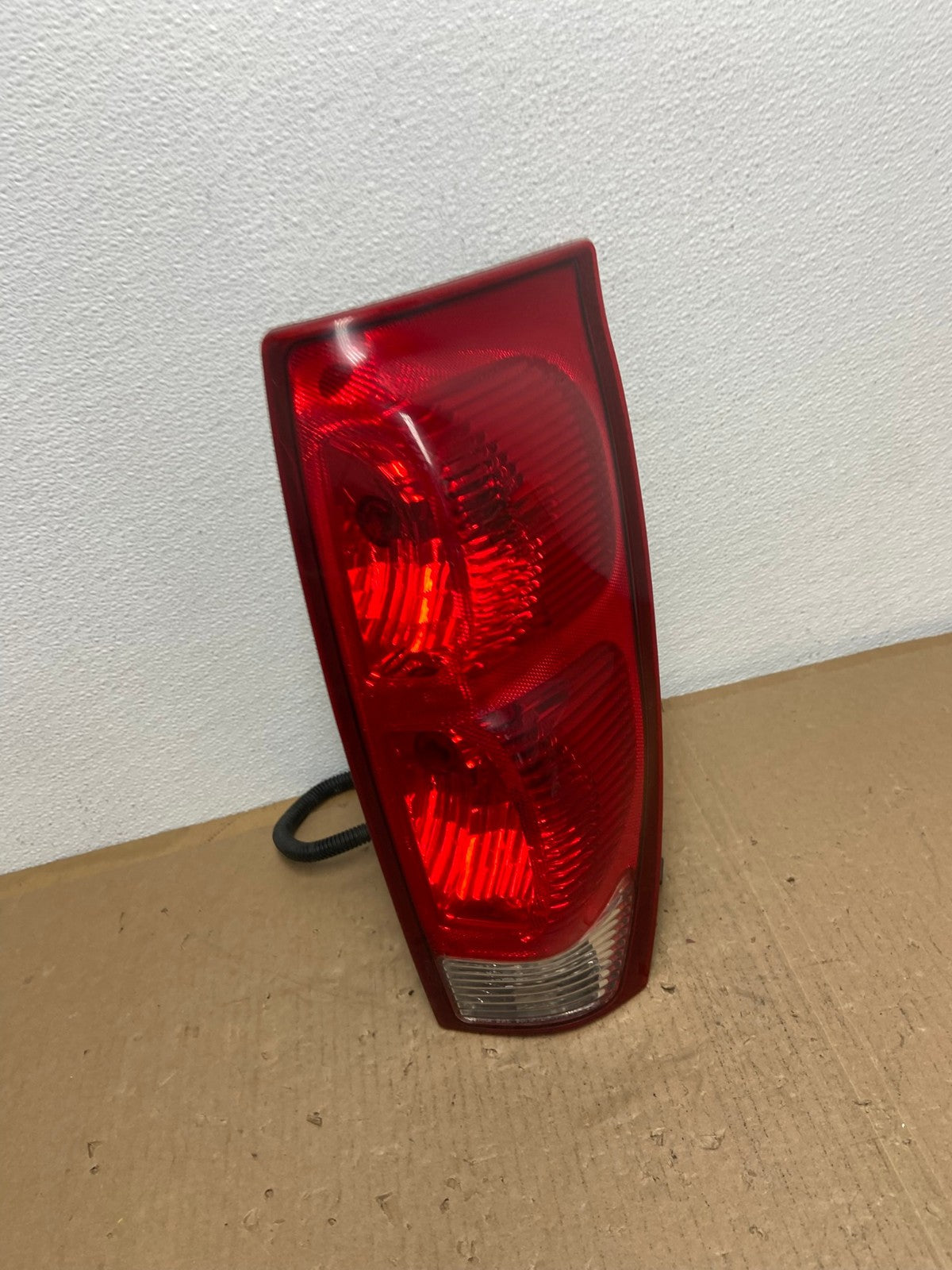 2002 - 2006 Chevrolet Avalanche Right Passenger Rh Side Tail Light OEM AB6611 LK2