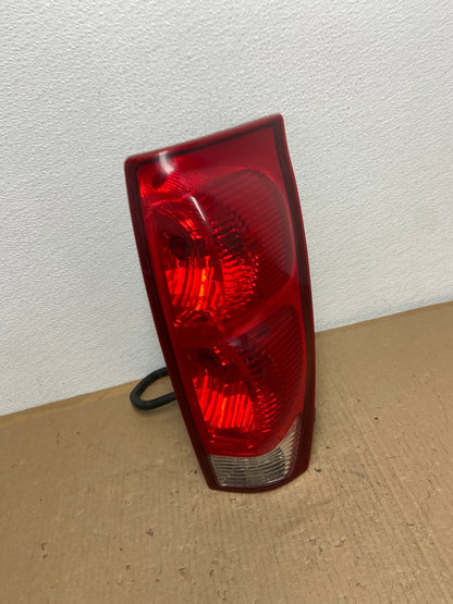 2002 - 2006 Chevrolet Avalanche Right Passenger Rh Side Tail Light OEM AB6611 LK2