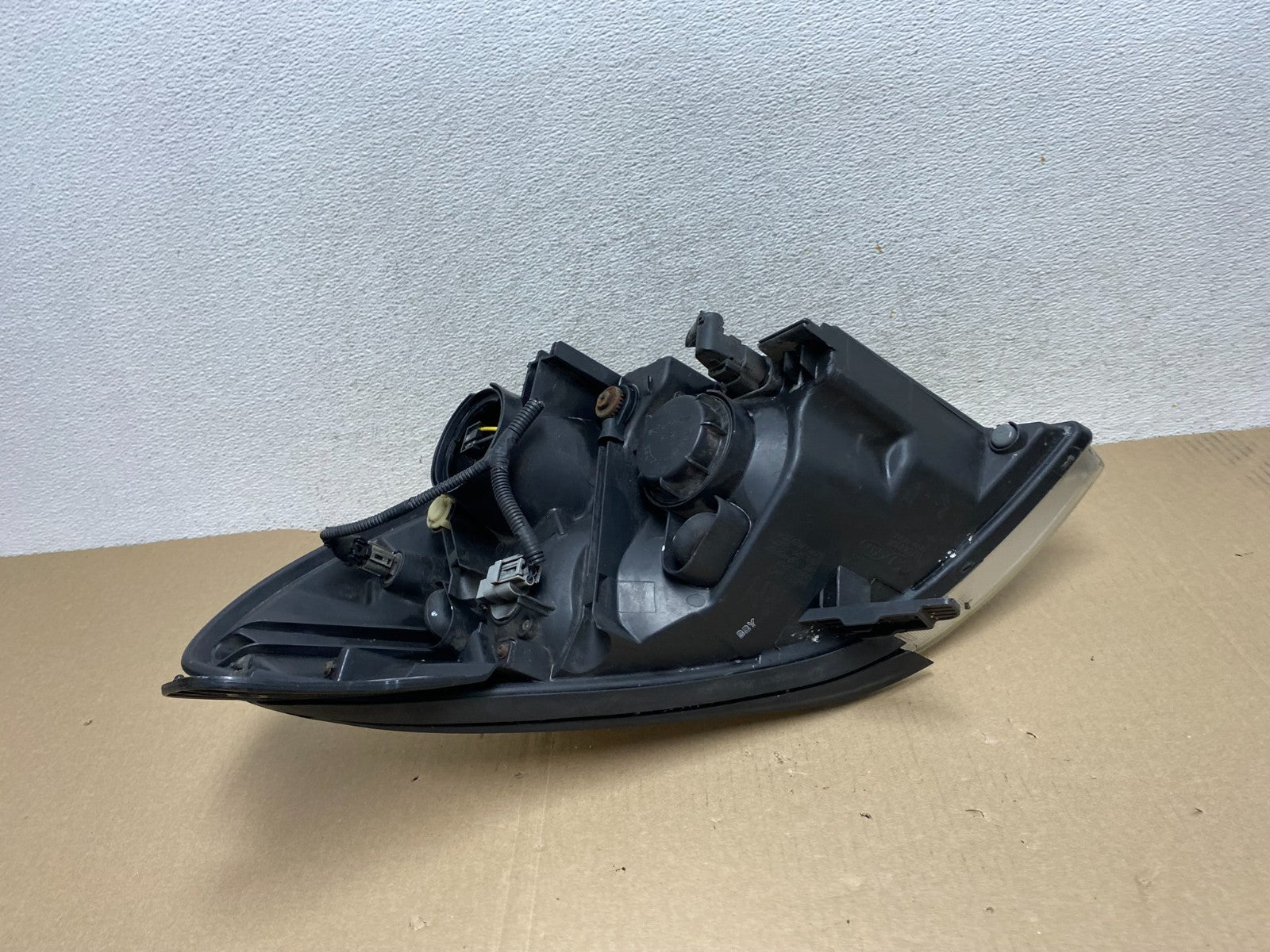 2007 - 2010 Hyundai Entourage Right Passenger Halogen Headlight AG6818 DW6