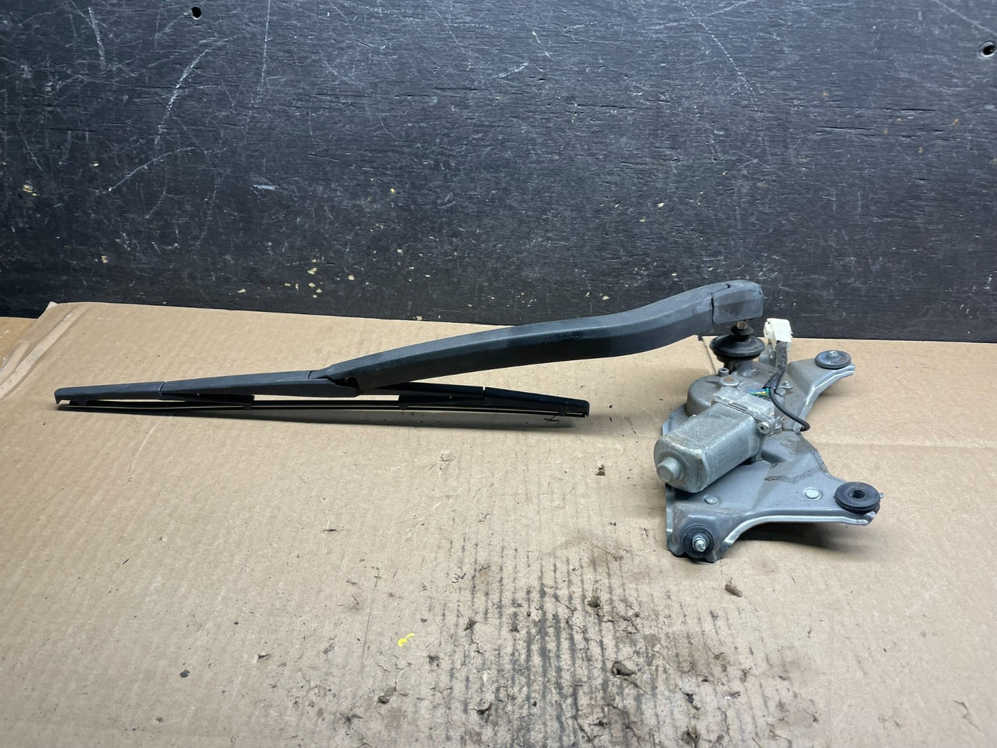 2004 to 2009 Toyota Prius Rear Wiper Windshield Motor V9197 DG2