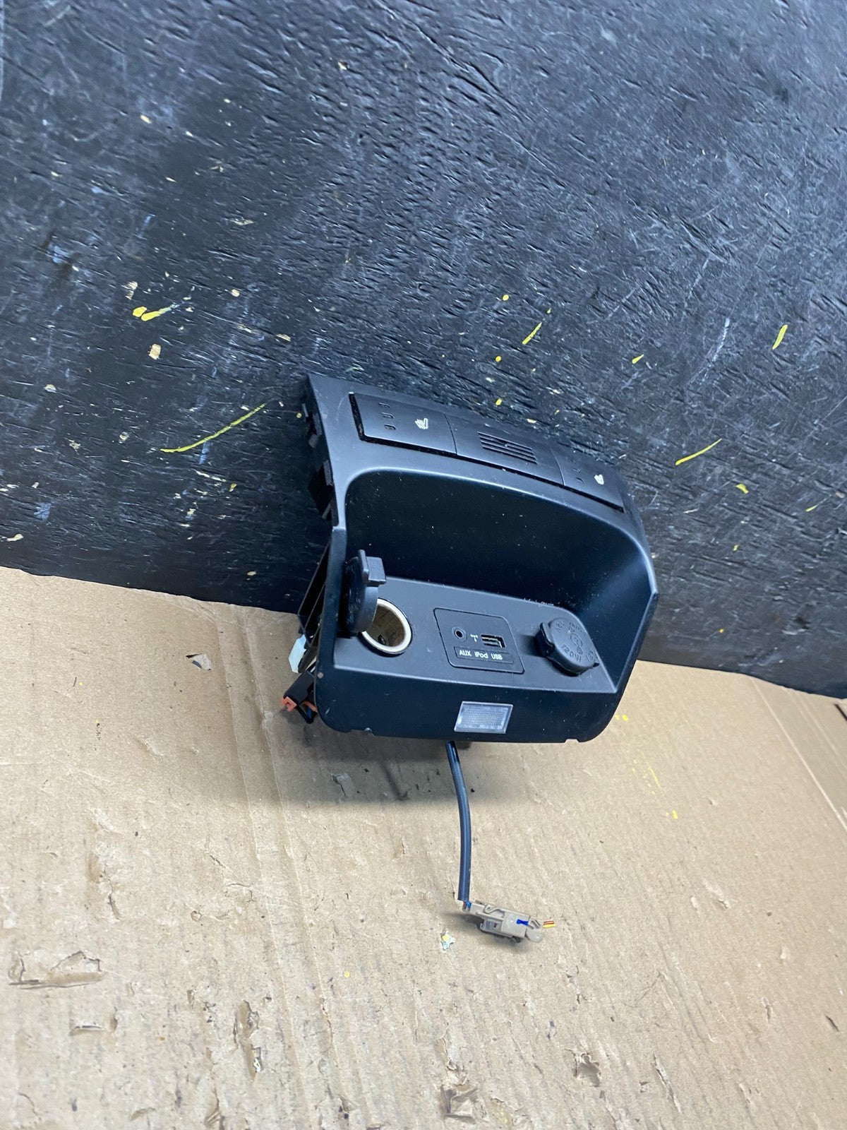 2011-2013 Kia Sorento Center Seat Heater Switches Aux USB Power Outlet T1679 DG2