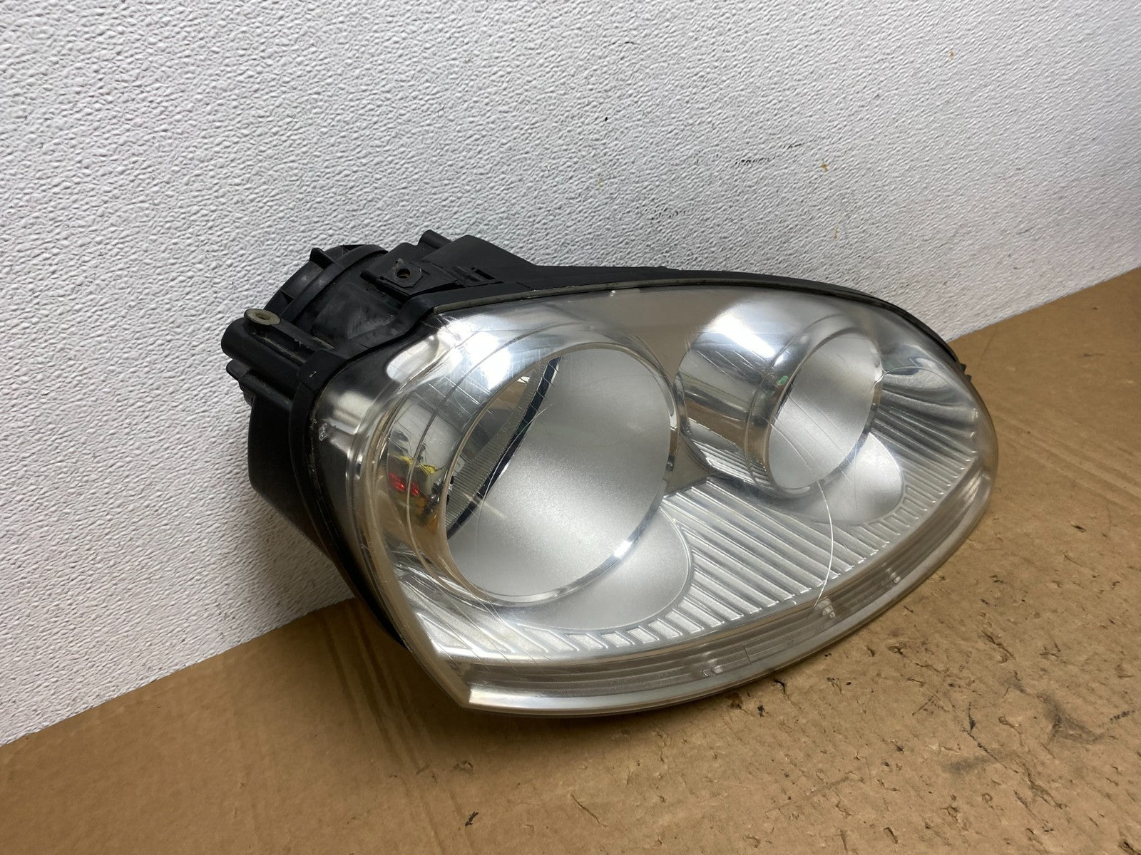 2005 - 2010 Volkswagen Jetta Right Passenger RH Side Headlight Halogen AD3293 DW2