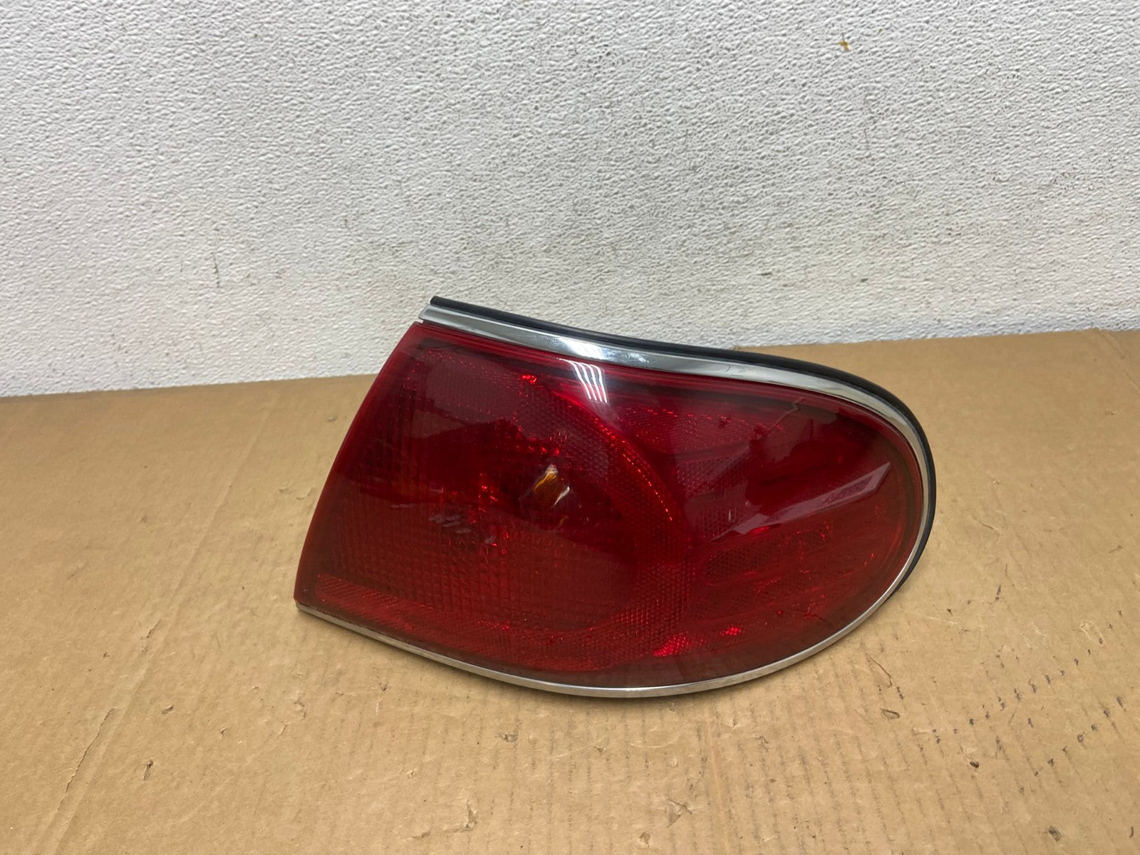2000 to 2005 Buick Lesabre Right Passenger RH Side Tail Light AD0928 LK0
