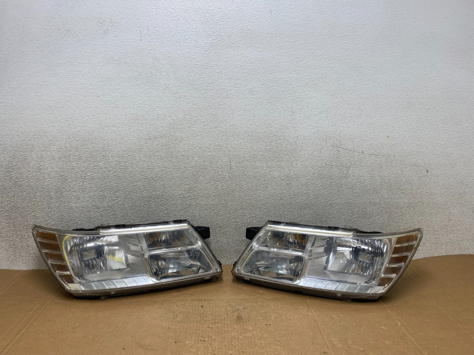 2009 to 2017 Dodge Journey Headlights Left+Right Set Halogen V4954 DW0