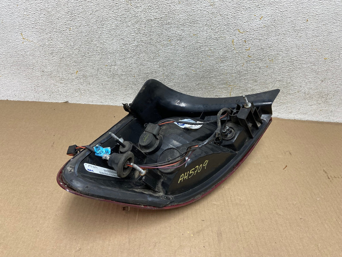 2004 2005 2006 2007 Ford Taurus Right Passenger Side Tail Light AH5709 LK7