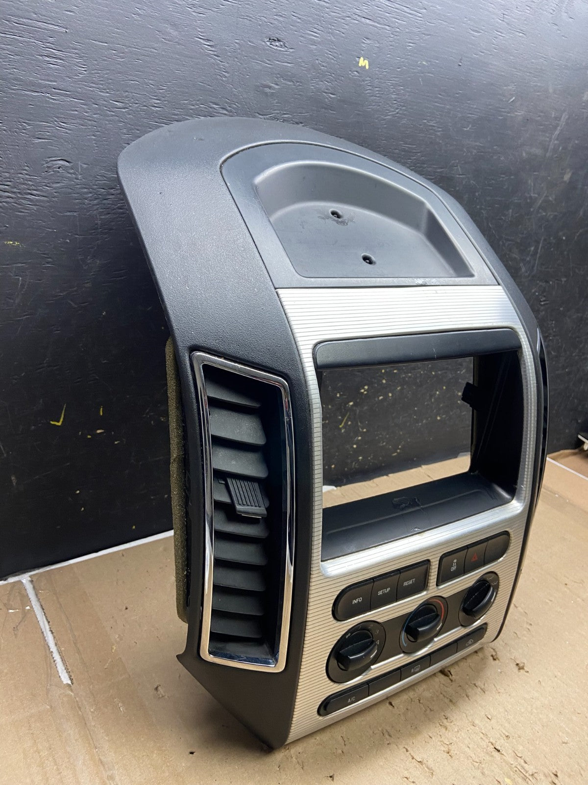 2007 - 2010 Ford Edge Heater Climate Control Radio Control Dash Bezel ab5416 DG2
