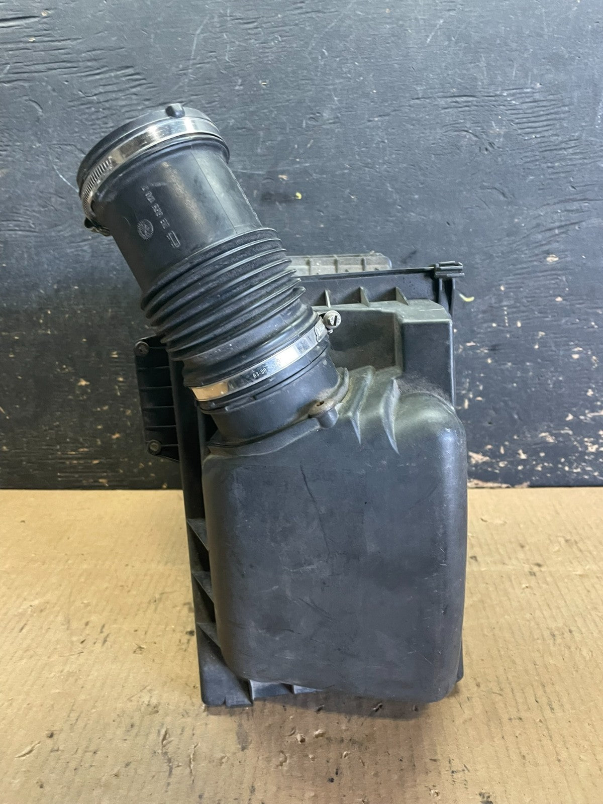 2006 to 2008 BMW 7 E65 E66 750Li 750i Left Side Air Cleaner Intake Box AA5995 DG4