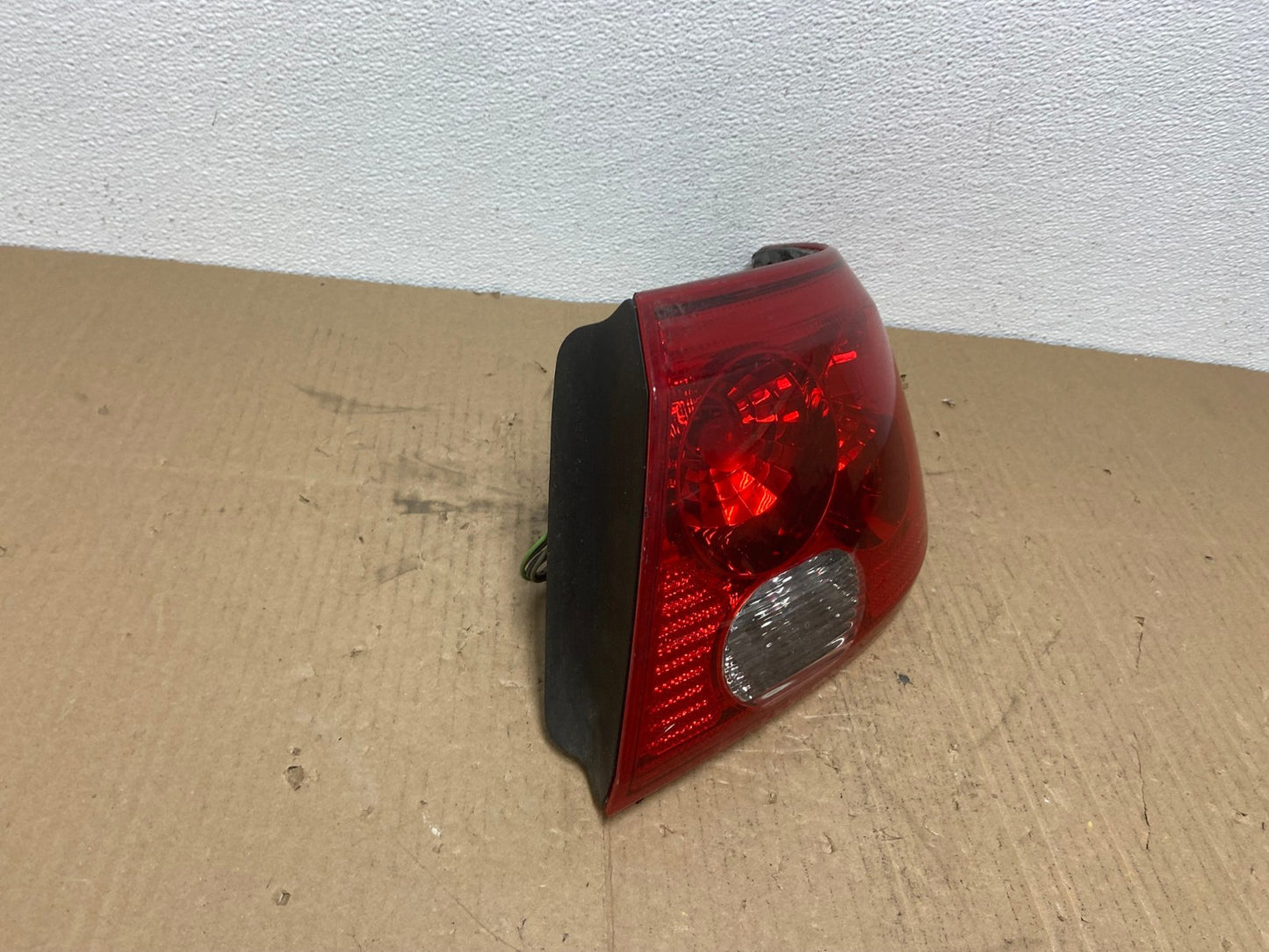 2003 2004 2005 Saturn L L200 L300 Sedan Right Passenger Tail Light Oem AB8305 LK2