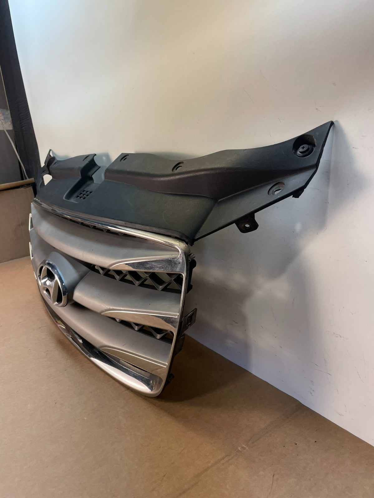 2010 to 2012 Hyundai Santa Fe Front Upper Grill Grille AJ1260 DG2