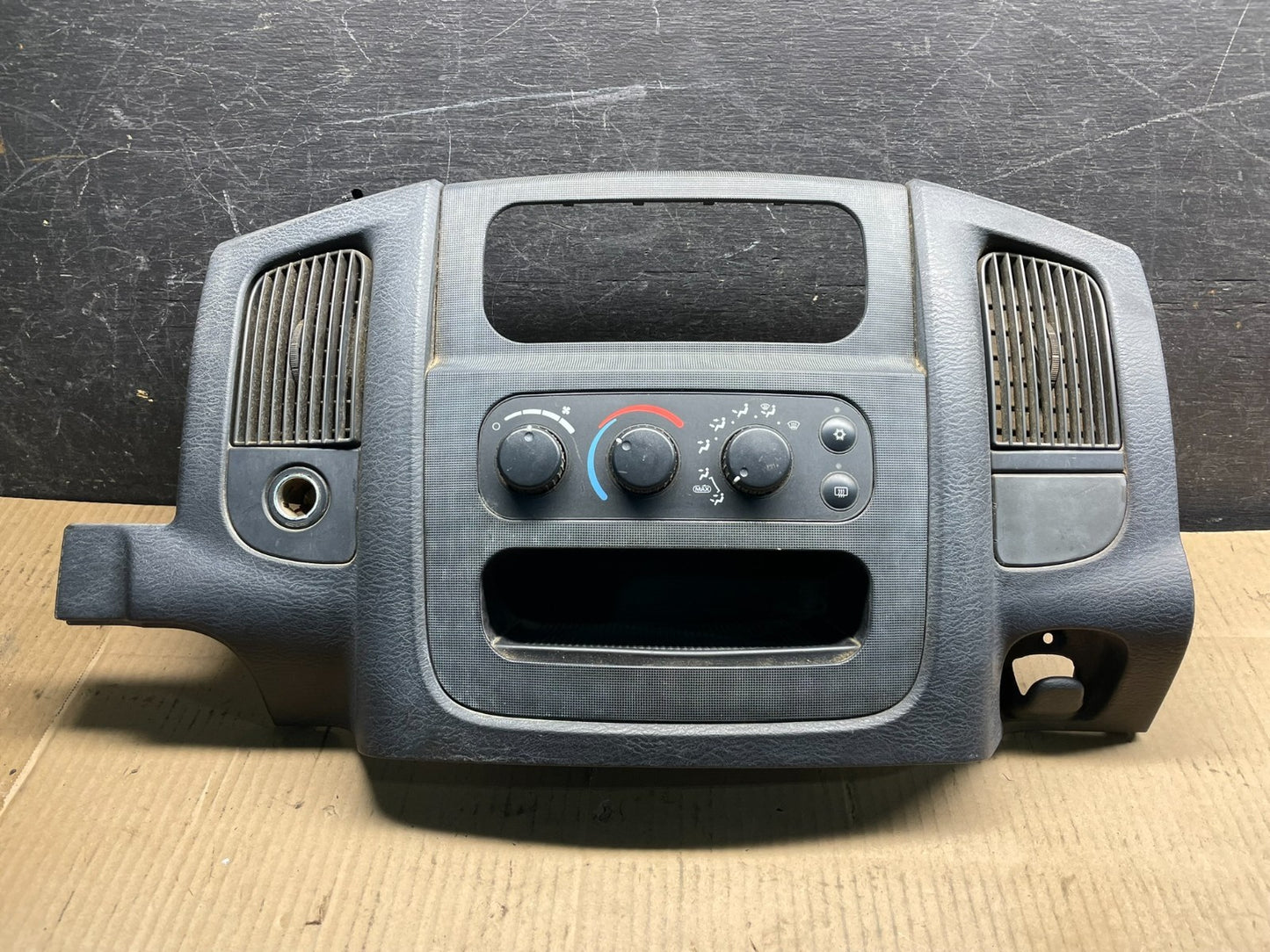 2002 to 2005 Dodge Ram Radio Climate Control Dash Air Vent Bezel Trim X8677 DG0