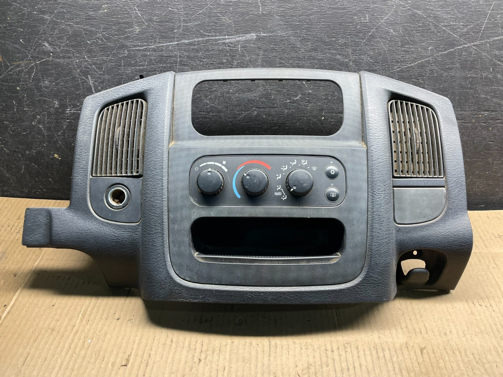 2002 to 2005 Dodge Ram Radio Climate Control Dash Air Vent Bezel Trim X8677 DG0