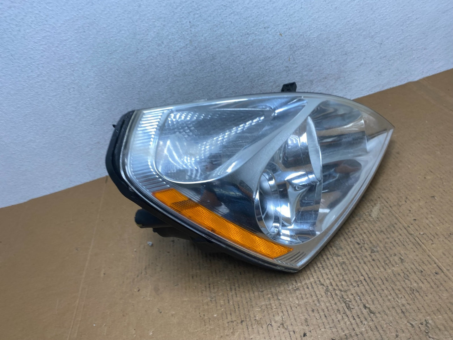 2008-2012 Kia Sedona Right Passenger RH Side Headlight Halogen AE1485 DW2