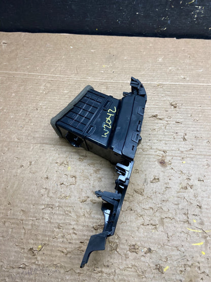 2006 - 2012 Kia Sedona Entourage Right Passenger RH Center Air Vent w2042 DG3