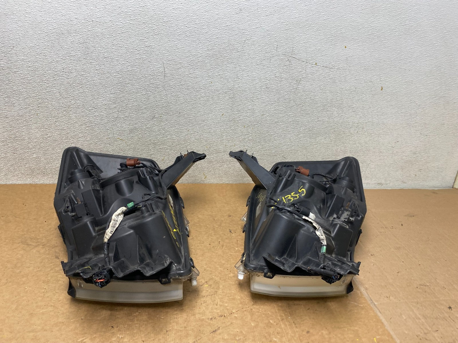 2004 to 2007 Nissan Armada Left+Right Side Set Headlights Oem S6968 DW13