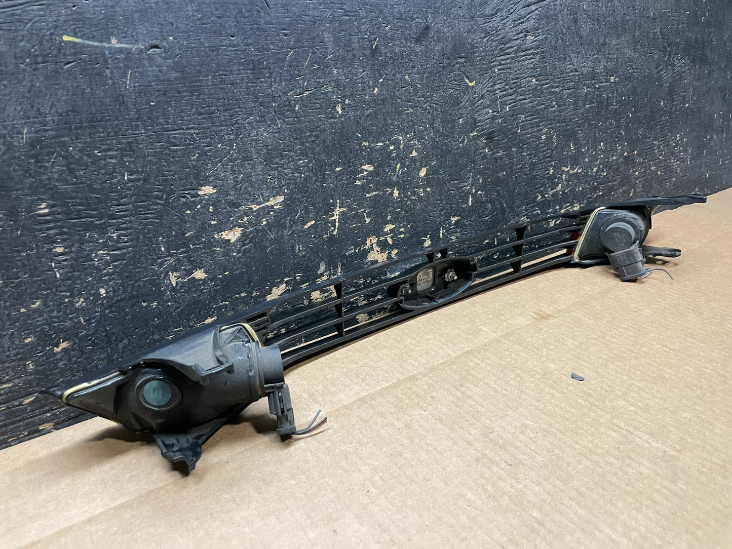 2000 to 2004 Ford Focus Front Upper Grille Grill With Emblem Oem AA9033 DG7