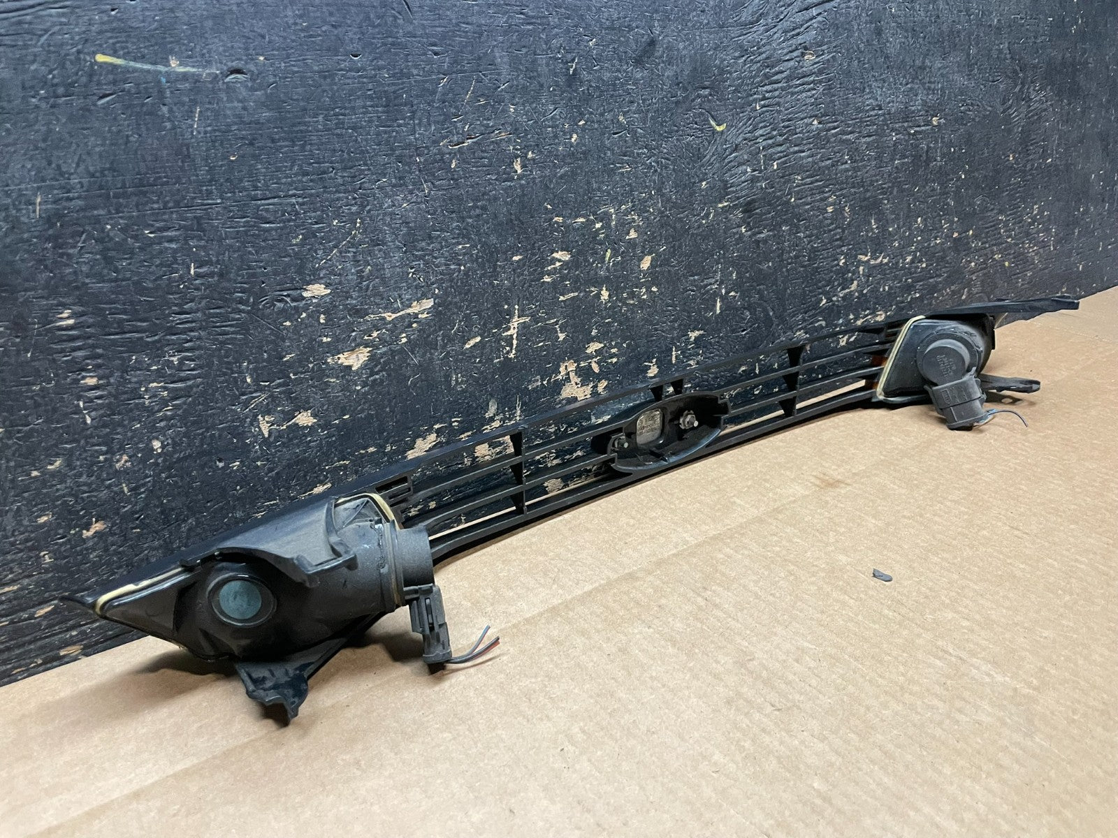2000 to 2004 Ford Focus Front Upper Grille Grill With Emblem Oem AA9033 DG7