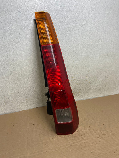 2002 - 2004 Honda Crv Cr-v Right Passenger Rh Side Tail Light AH9511 LK2
