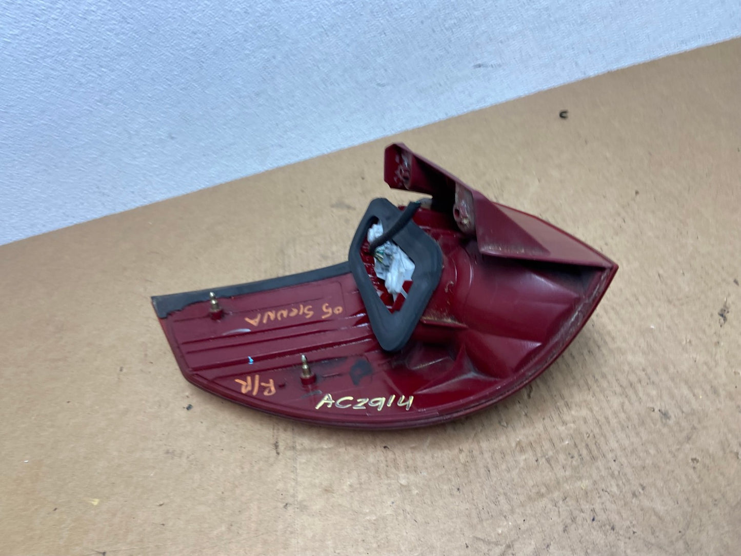 2004-2005 Toyota Sienna Right Passenger Rh Side Tail Light Oem AC2914 LK5