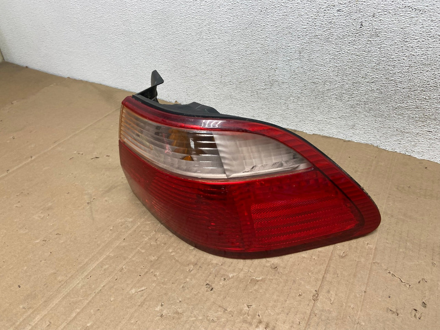 1998 to 2000 Honda Accord Sedan 4door Right RH Side Tail Light AE9233 LK1