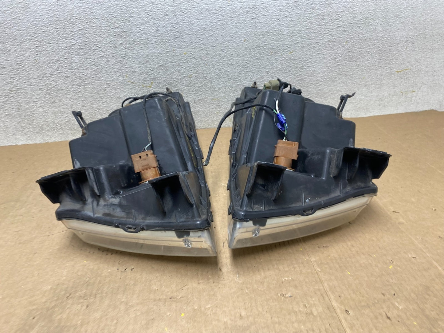 2004 to 2008 Ford F-150 F150 Left+Right Halogen Headlights W8564 DW18