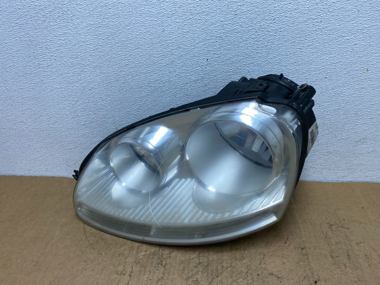 2005 to 2010 Volkswagen Jetta Left Driver LH Side Headlight Halogen AD1434 DW0