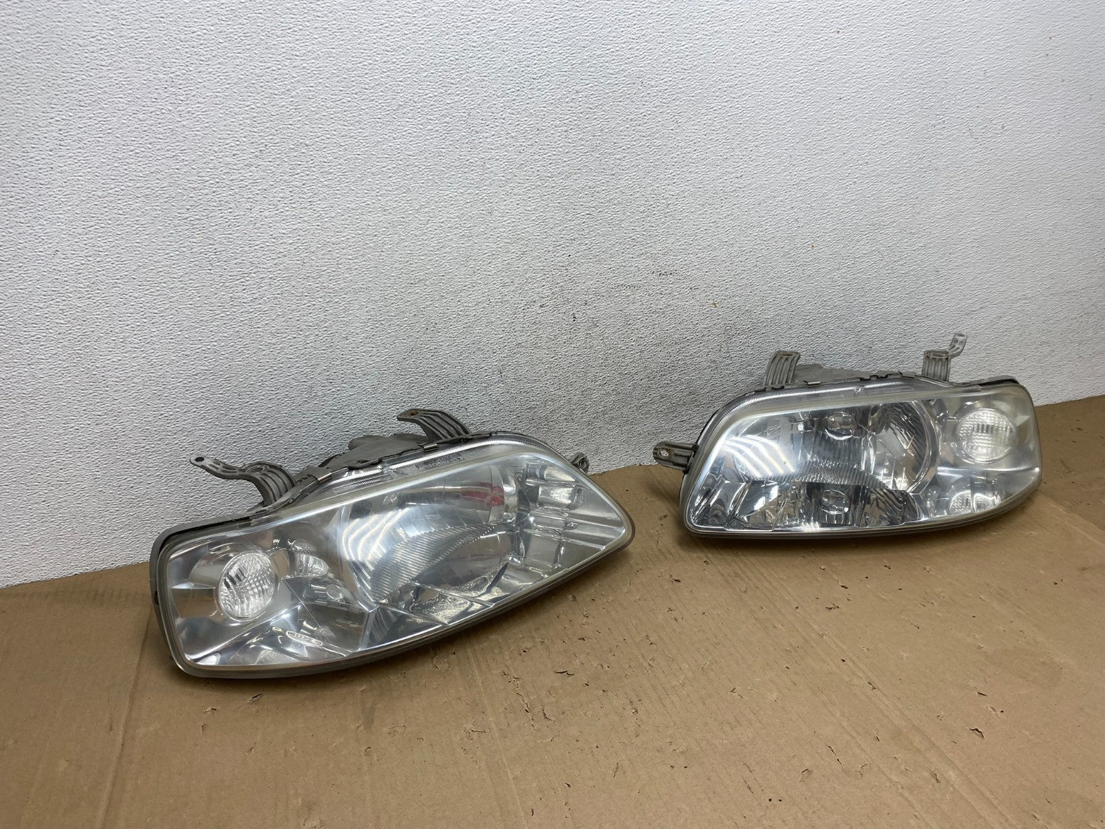 2004 - 2006 Chevrolet Aveo Hatchback Left+Right Headlights Halogen AE9159 DW2