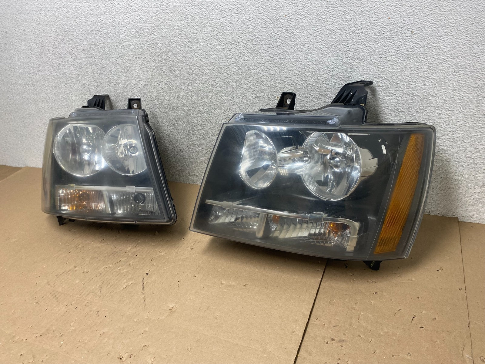 2007 to 2013 Chevrolet Suburban Tahoe Left+Right Set Headlights AG5801 DW1