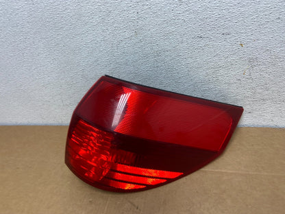 2004-2005 Toyota Sienna Right Passenger Rh Side Tail Light AD5422 LK1