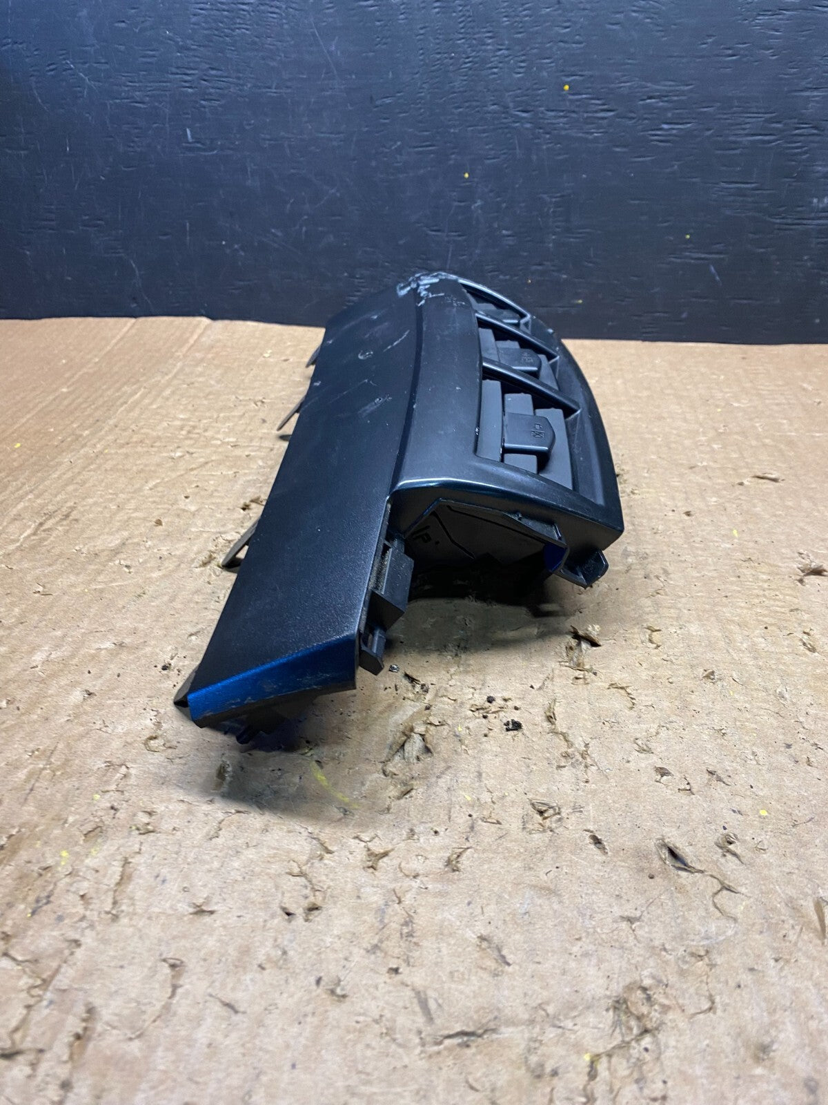 2012 2013 2014 Toyota Prius V Front Center Dash Air Vent G3915 DG12