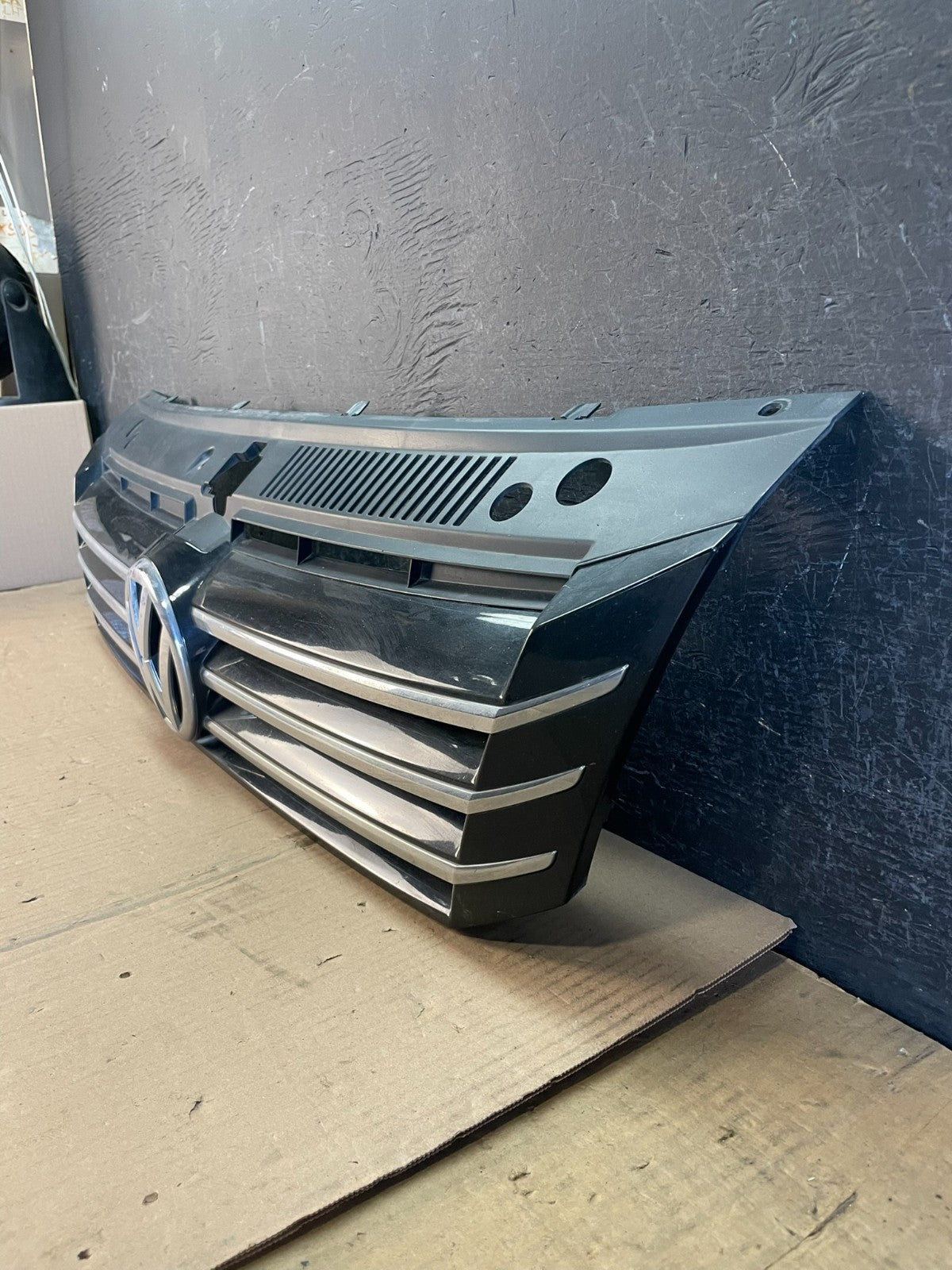2016 to 2018 Volkswagen Passat Front Upper Grill Grille AD8576 DG1