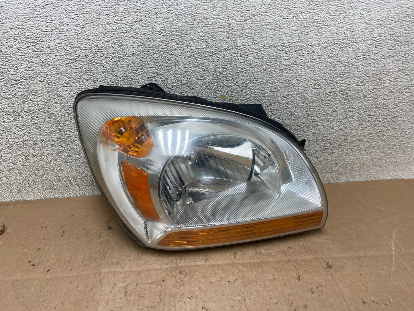 2005 to 2006 Kia Sportage Right Passenger RH Halogen Headlight OEM Y2971 DW0