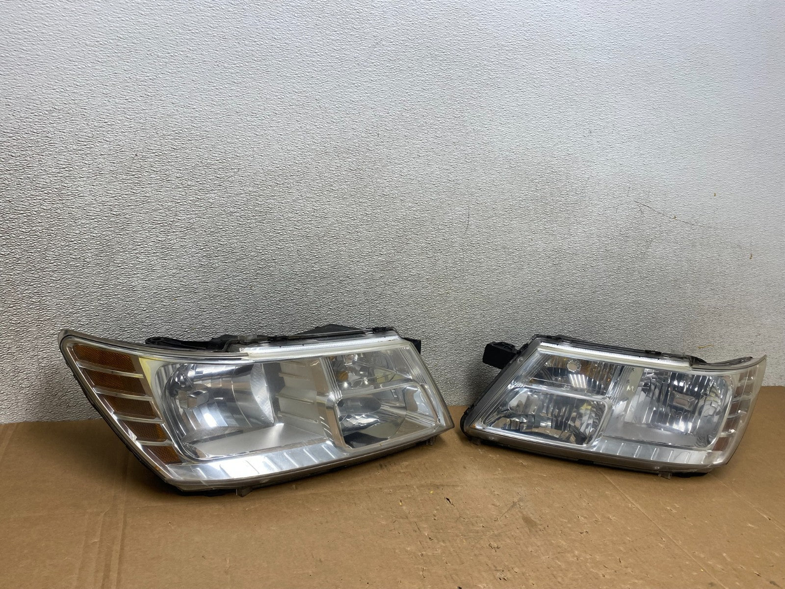 2009 to 2017 Dodge Journey Headlights Left+Right Set Halogen V4954 DW2