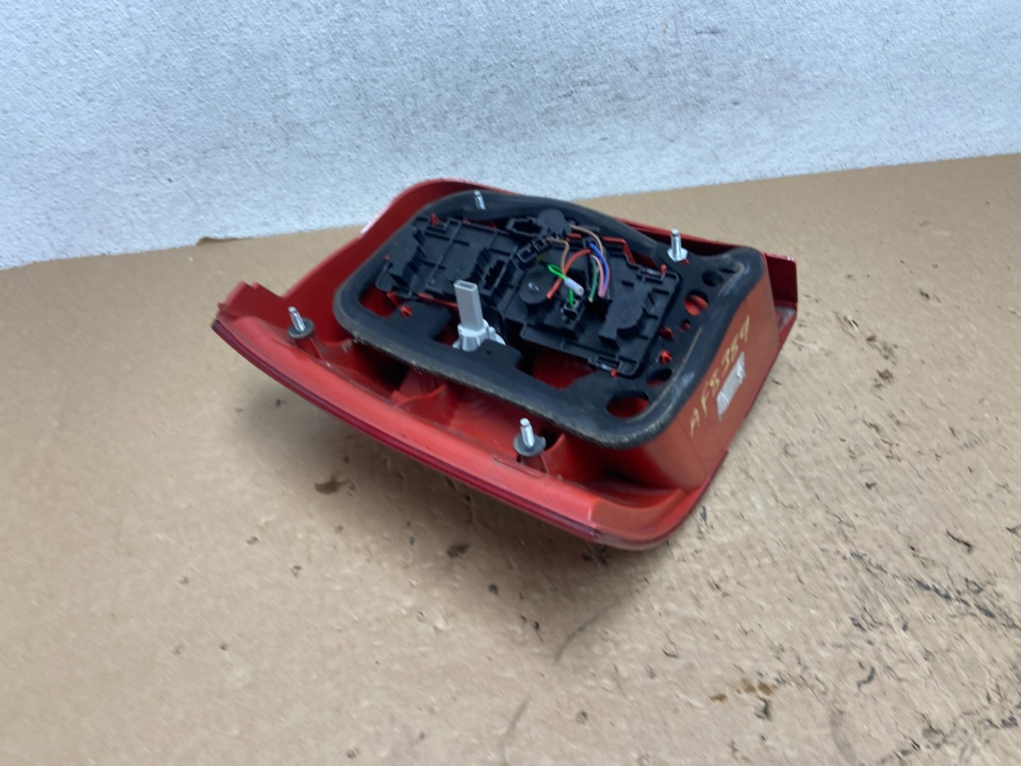 2000 to 2005 Volkswagen Passat B5 Wagon Rigt Passenger Side Tail Light AF8389 DG6