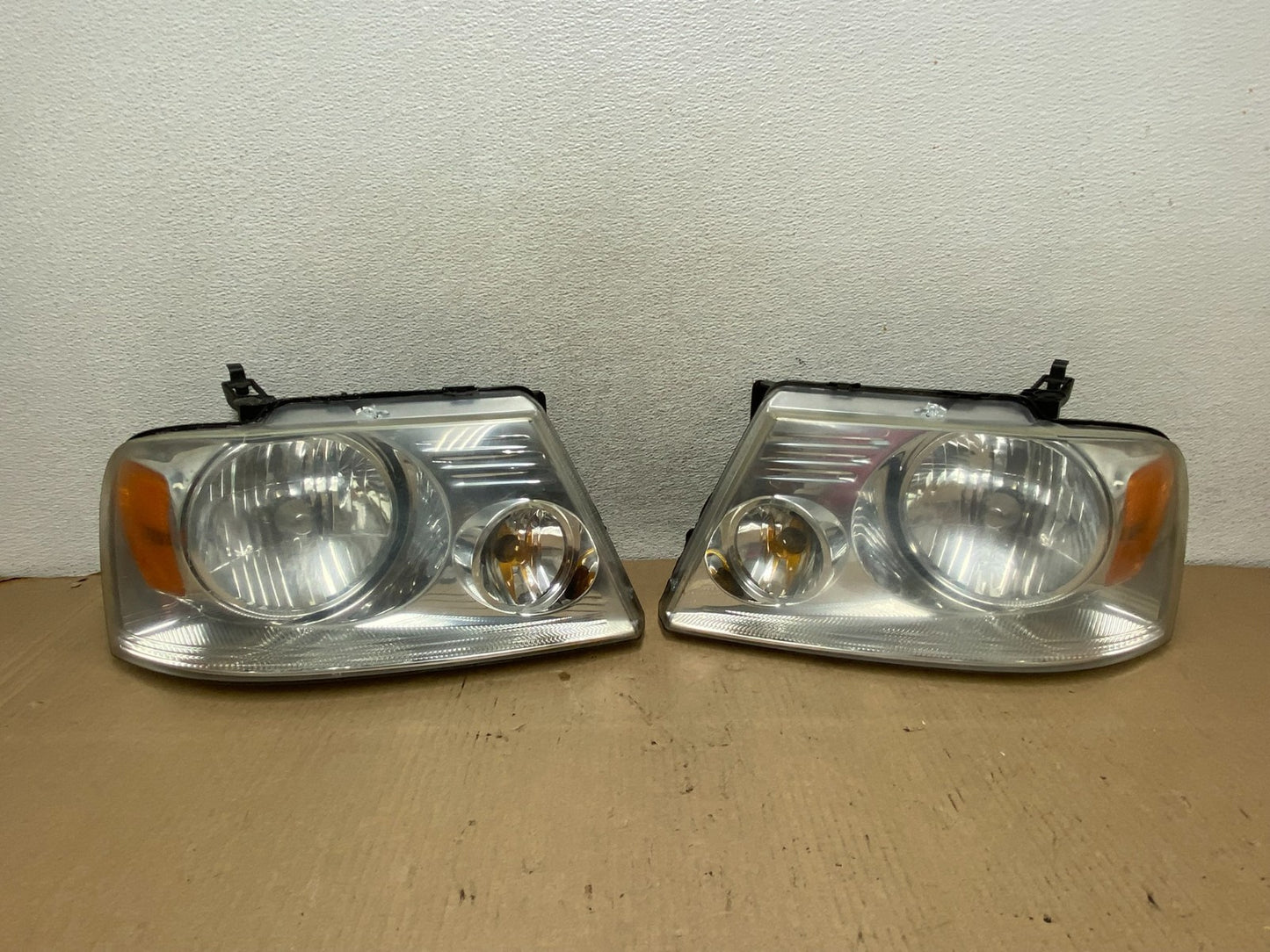 2004 to 2008 Ford F-150 F150 Left+Right Halogen Headlights AG7923 DW0