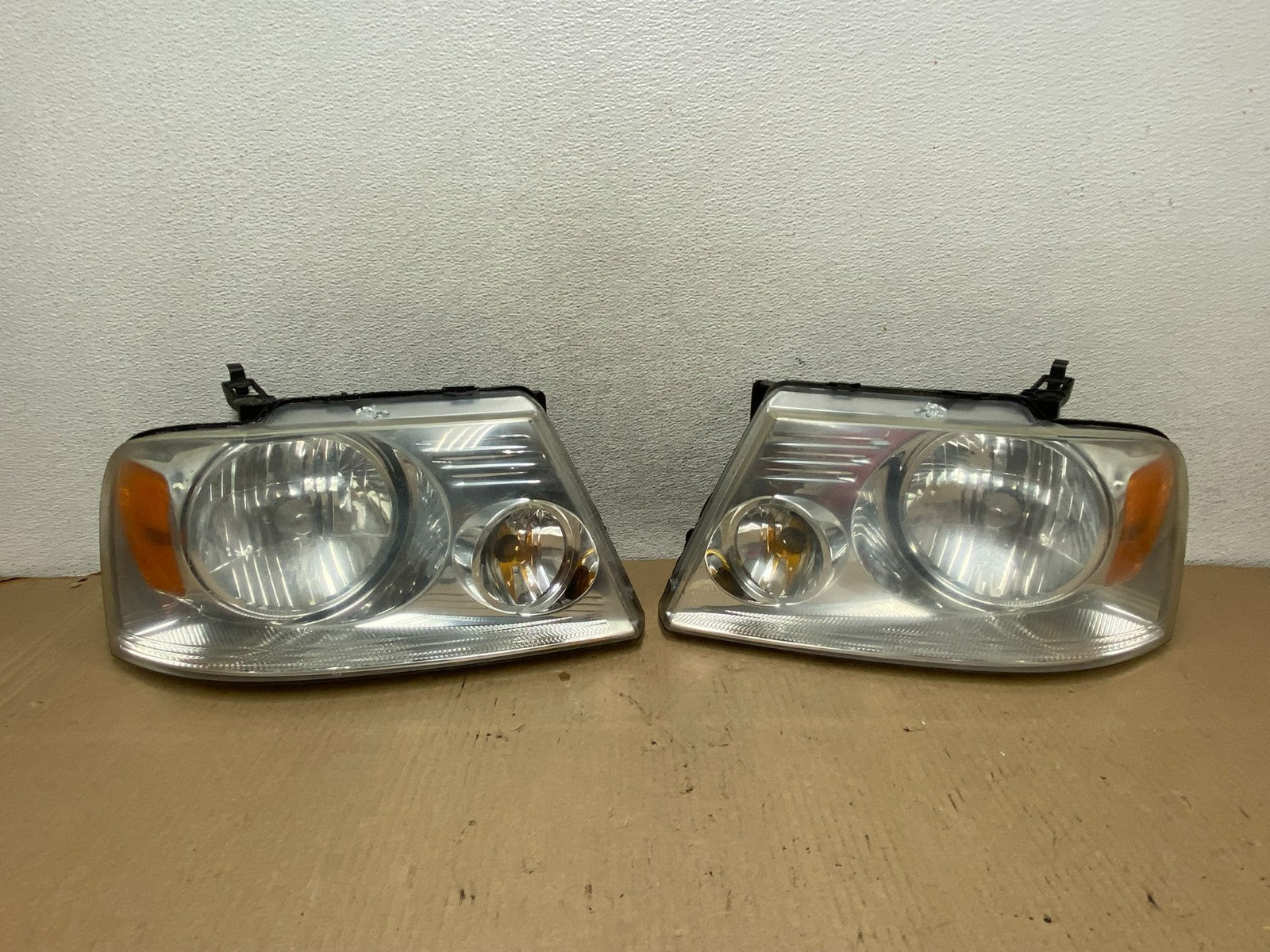 2004 to 2008 Ford F-150 F150 Left+Right Halogen Headlights AG7923 DW0