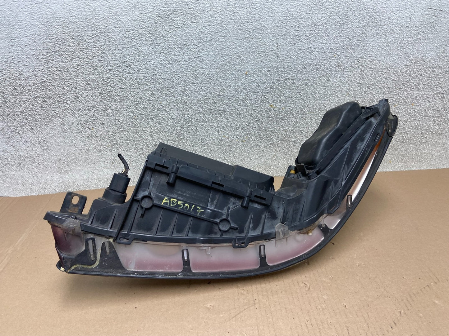 2005 to 2011 Lincoln Town Car Right Passenger Rh Side Headlight AB5017 DW7