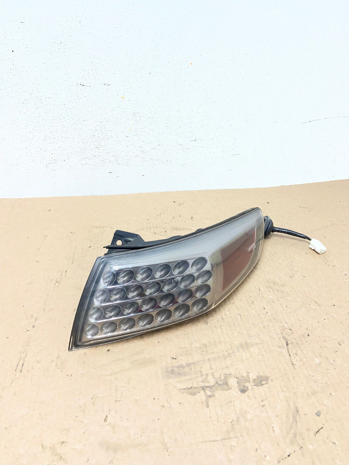 2006 2007 2008 Infiniti FX35 Right Passenger Smoked lens Tail Light AD78290