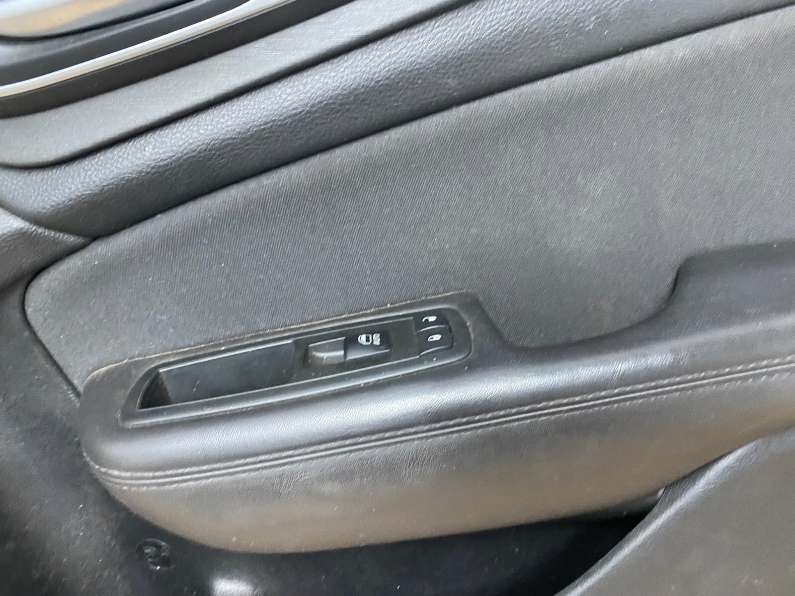 2015 to 2017 Chrysler 200 Front Right Passenger Side Door Panel M4063 DG3