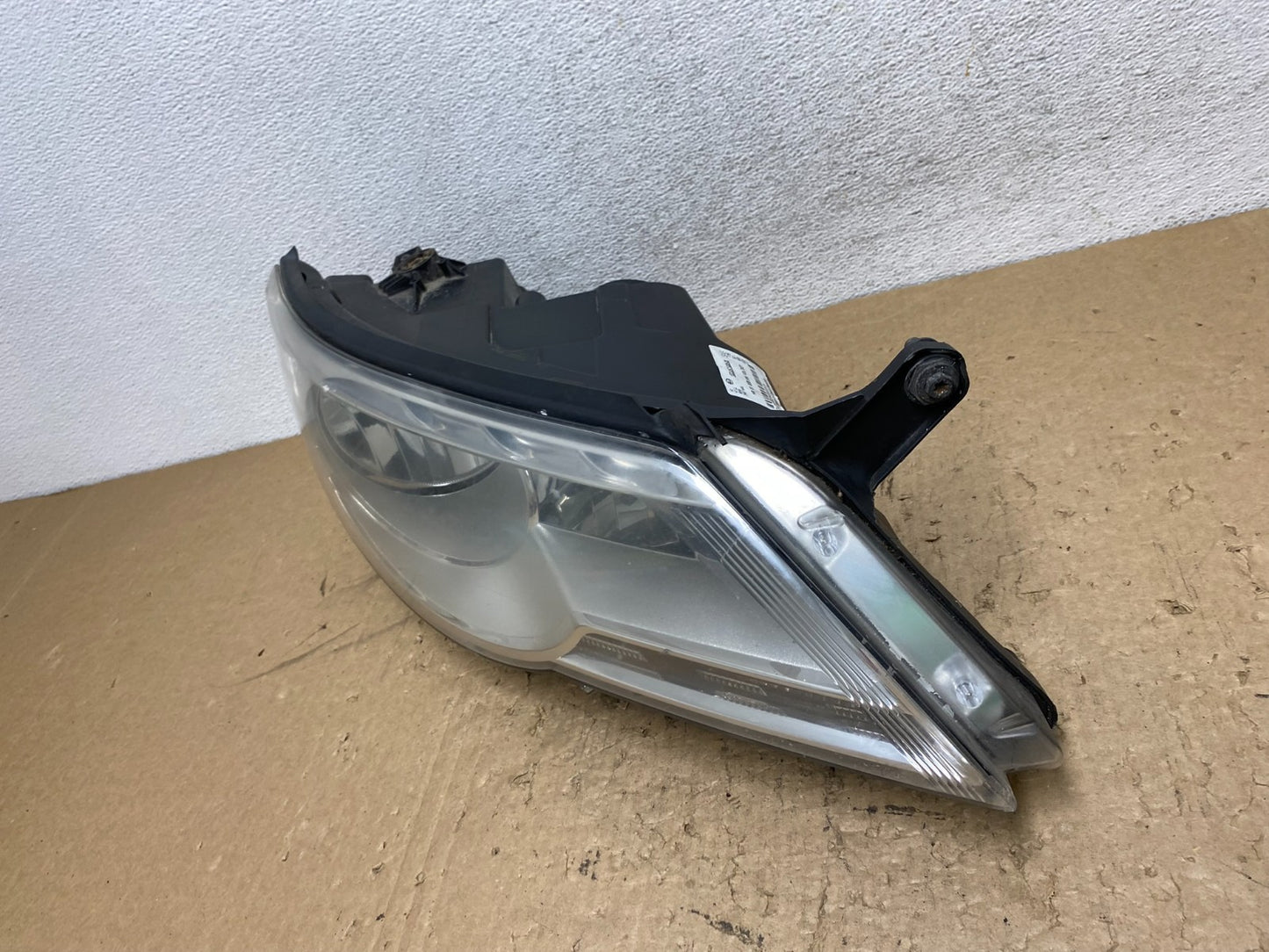 2009 to 2011 Volkswagen Tiguan Right Passenger Halogen Headlight AG1443 DW1