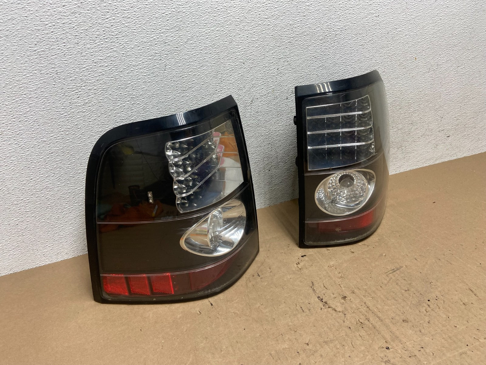 2002 to 2005 Ford Explorer Left+Right Set LED Tail lights ae6092 DG2