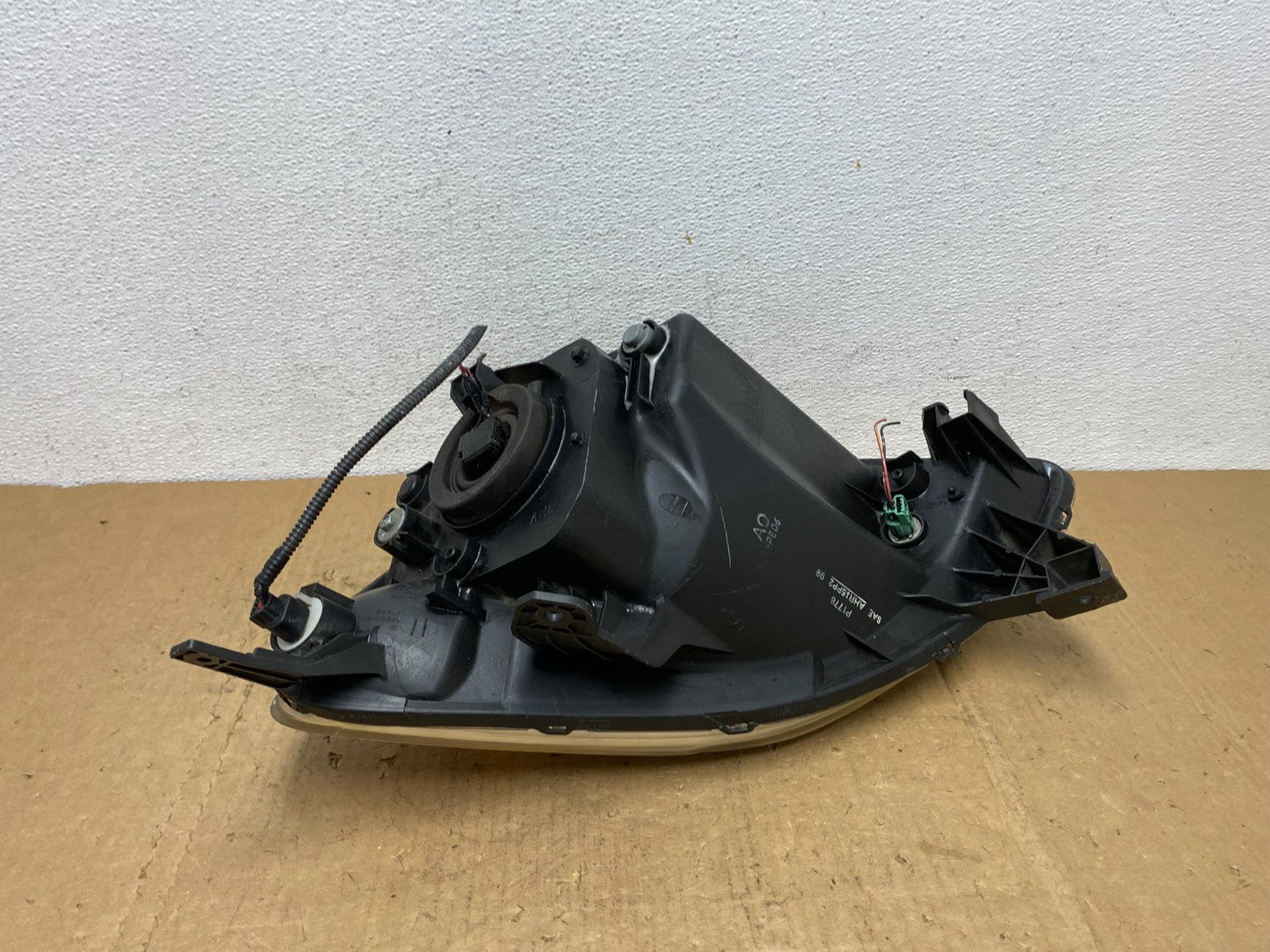 2002 to 2004 Honda CRV CR-V Right Passenger RH Halogen Headlight AD1425 DW9