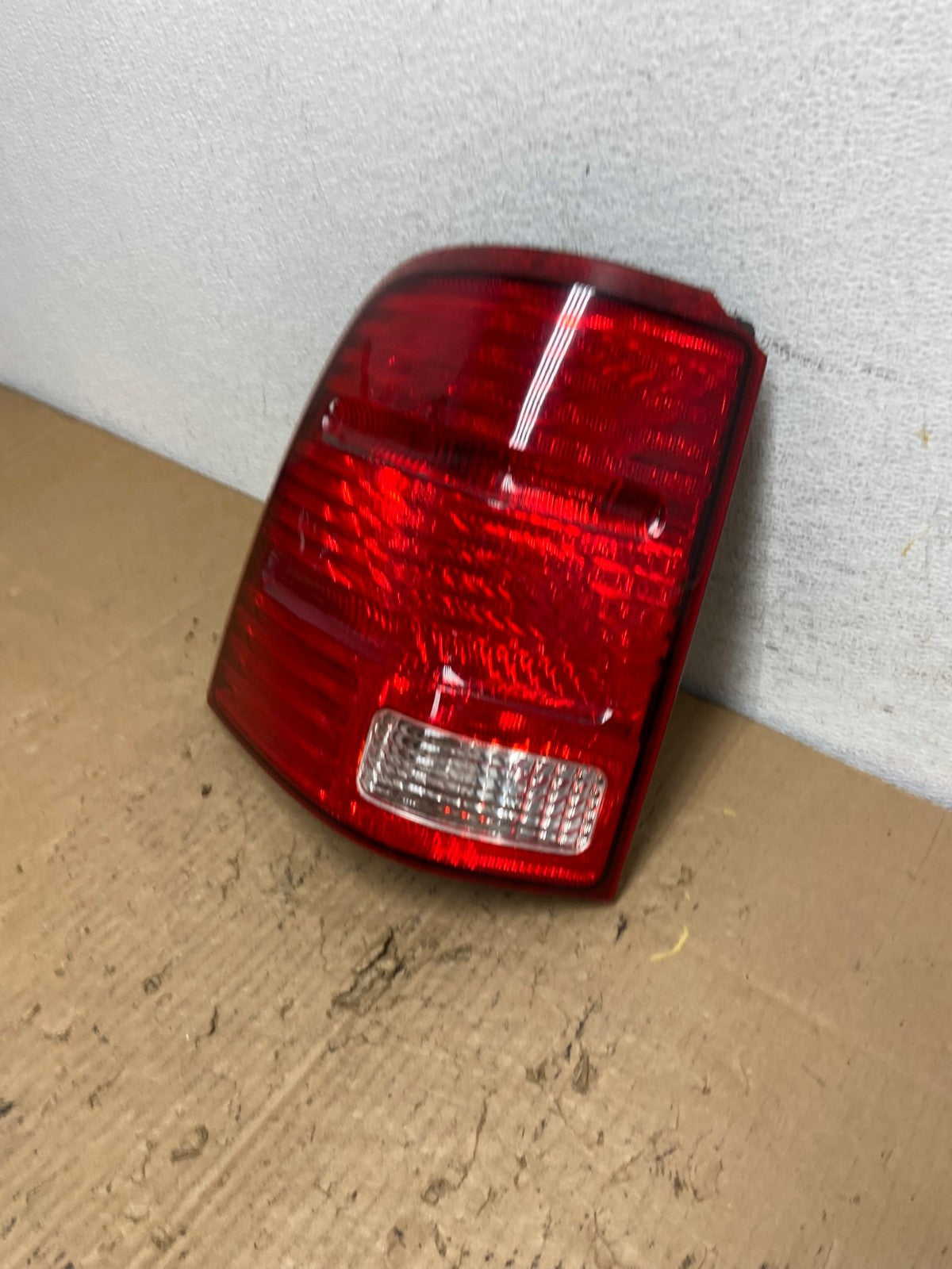 2002 to 2005 Ford Explorer Left Driver Lh Side Tail light AD2485 LK1